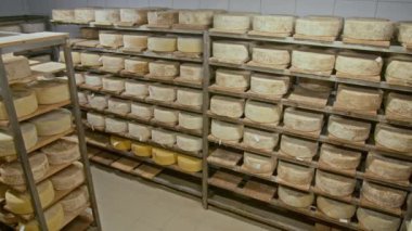 Hiçbir insan, fabrikadaki ahşap raflarda olgunlaşan çeşitli butik peynirlerle dolu olgunlaşma odasının içini tam olarak çekmez. Etiketlerinde tarih ve parti numarası yazar.