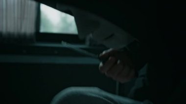 Erkek maskeli bir suçlunun, kadın rehineyi ağzı mühürlü bir şekilde korkutarak bıçakla tehdit etmesi, işkence etmesi ve onu karanlık bir arabada tutması.