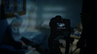 İsimsiz maskeli adam kaçıran, elinde bıçaklı bir kadın tutsağın videosu var. Fidye talep ediyor ve onu karanlık, terk edilmiş bir bodrumda rehin tutuyor.
