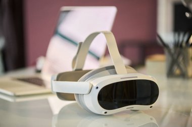 Sanal gerçeklik kulaklığı modern beyaz yakalı işçilerin işyerlerinde online toplantılar veya webinarlar için yeni cihazlar kullanıyor.