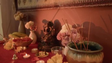 Hiçbir insan, tütsü çubuklarının sıcak fotoğrafını vazoya koymaz. Çiçeklerin yanındaki hindu sunağında, Ganesh heykelinde ve masadaki geleneksel dini dekorda tütsü yakılmaz.