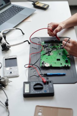 Çalışma ortamı yaratan çeşitli elektronik cihazlarla dolu çokölçerli bireysel test devresi