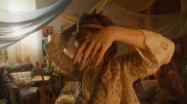 Saçında dantelli, kışkırtıcı bir şekilde sallanan, şık, sisli, aydınlık bir ışık saçan yatak odasında kameraya bakan beyaz saçlı genç kızın orta boy portresi.