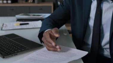 Siyahi finansal danışman anlaşmanın gözden geçirilmesini ve çalışma saatlerinde ofis masasında otururken cep telefonuyla şartları tartışmayı kaldır