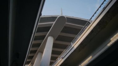 Beton sütunları ve yerden yükselen modern yolları olan şehir merkezinin alçak açılı çekimleri yok.