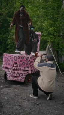Dikey çekimde erkek kameraman, havalı siyah rapçi, kürklü ve kaliteli arka planda dansçı kaydediyordu. Hip-hop müziğini neşelendiriyordu. Bu arada eski püskü bölgedeki kameralarda müzik klipleri kaydediliyordu.