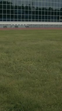 Orta dikey olarak, atletizm antrenmanı sırasında havadan uçan ve yeşil çimlere inen cirit atan hiç kimse yok.