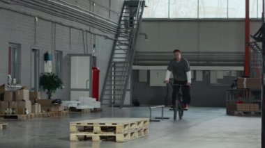 Kafkasyalı bir gencin, BMX bisikletiyle hangarda dolaşırken ve arkadaşlarıyla antrenman yaparken tam bir bıçak darbesi.
