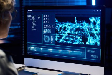 Ordu konumuna sahip masaüstü bilgisayar ekranı askeri ofisin olgun operatörünün çalışma yerinde grafik verileri öğrenirken