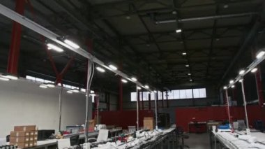Hiç kimse yarı bitmiş LED lamba bileşenlerini endüstri aydınlatma fabrikasındaki montaj atölyesinde, elektrikli aletler ve ekipmanlar, kutular, sandalyeler, iş günü sonunda çekmeyecek.