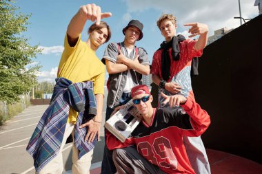Çeşitli gençlerden oluşan bir grup hip-hop kültürünü kucaklıyor, bir teyp ve şehir kıyafetiyle dışarıda poz veriyorlar, birlik ve dostluk sergiliyorlar.