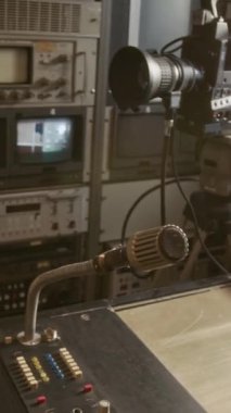 Hiçbir insan ses kontrol çalışma istasyonunda mikrofona dikey olarak yaklaşamaz, birden fazla ekran, TV prodüksiyon karavanında profesyonel video kamera, yayın ekipmanlı raflar