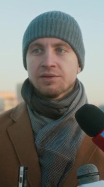 TV kanalı mikrofonlarıyla isimsiz gazetecilerin elleri dikey olarak kapalı. Yakışıklı, kendine güvenen beyaz erkek vali ya da şerif yardımcısı ile röportaj yapıyorlar. Şehir yönetimi konularında konuşuyorlar.