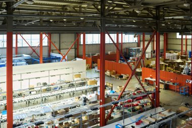 Geniş bir deponun ya da modern fabrikanın çalışma teçhizatlı çalışma yerlerinin yüksek açısı