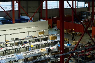 Endüstriyel ekipman üretmek için iki mühendis ve işyerine sahip modern fabrikanın geniş açılı atölyesi