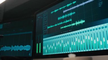 İş süresince elektronik müzisyen veya bestecinin kayıt stüdyosunda, ses düzenleme yazılımı ve dengeleyici kontrolleri olan ikili bilgisayar ekranını çeken hiç kimse yok.
