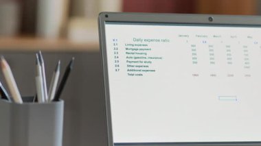 Dizüstü bilgisayarın masadaki görüntülerini kapatan, aylık ev bütçesini takip eden, ipoteği, kirayı, otomobili, öğrenim giderlerini...