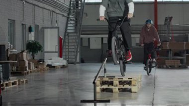 İki profesyonel BMX dublörünün hangarda peş peşe sürüşünün ağır çekimleri. Ahşap paletin üzerinde zıplamak, dönmek, çelik raylarda bisiklet sürmek gibi zorlu numaralar.