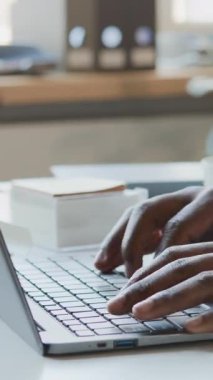 Ofiste dizüstü bilgisayar kullanan, klavyeye yazı yazan, üç ayda bir rapor yazan ya da e-posta yazan tanınmayan siyahi işadamlarının elleri dikey olarak kapanır.