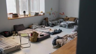 Savaş, şiddet, okul veya idari binada yaşanan doğal afetler, yataklar, sandalyeler, kişisel eşyalar, battaniyeler ile yerlerinden edilen insanlar için tam bir mülteci sığınağı.