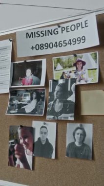 Mülteci barınağındaki mantar duyuru panosunun dikey olarak kapatılması veya savaş, sel veya doğal afet sırasında acil konaklama, kayıp insanların fotoğrafları ve sahte yardım hattı veya gönüllü telefon numarası