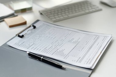 Belgelerle dolu toplantı masasının üzerindeki panonun yakın plan resmi. Kağıtlarla dolu, insan yok, boşluğu kopyala