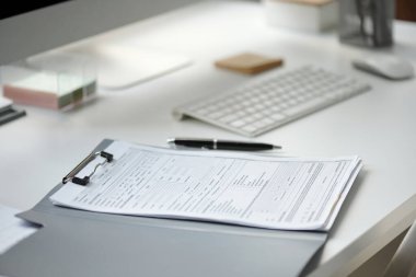 Beyaz toplantı masasındaki belgenin arkaplan resmini kapat, insan yok, boşluğu kopyala