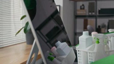 Kapalı alandaki bilgisayar monitörünün tanınmaz hale gelmiş temizlikçi ellerine yakın çekim