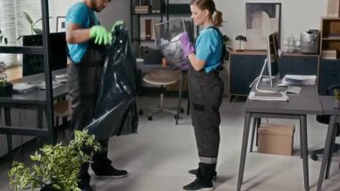 Ofiste temizlik yaparken iki farklı üniformalı temizlikçinin çöp torbalarını toplaması zor bir ihtimal.