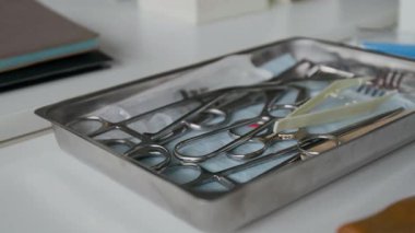 Modern veteriner kliniklerinde çalışan veteriner kliniklerine yardım ve danışmanlık yapan steril peçeteli metal veya çelik cerrahi aletler.