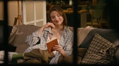 Orta boy, yabancı tarafından dışarıdan bakıldığında, akşamları rahat bir evde yalnız dinlenen, kanepede ilginç bir kitap okuyan, hikaye hikayesine gülümseyen beyaz bir kız.