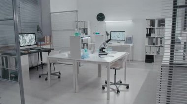 Hiçbir insan mikroskop ve renkli çözeltilere sahip çeşitli mataralar ile modern ilaç geliştirme laboratuvarının içini çekmez.