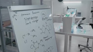 Modern ilaç keşfi ve geliştirme laboratuvarında beyaz tahtada amonyak reaksiyonları formülüne maruz kalan hiç kimse yok