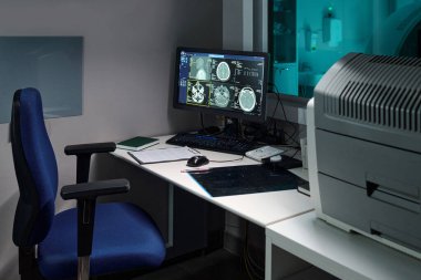 Yüksek teknoloji donanımlı ofis ayarları ve görüntüleme verilerini gösteren birden fazla bilgisayar monitörü. Gelişmiş teknoloji araç ve cihazlarının organizasyonu ve kullanımına odaklanın