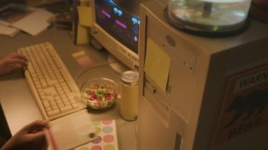 Disket diski retro bilgisayara takan ve sıcak 90 'larda video oyunu oynayan tanınamayan çocuğun yakınlaşması