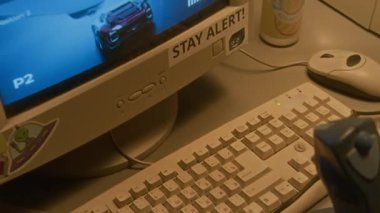 Büyük bilgisayar ve joystick 'i sıcak nostaljik ışıkta olan retro video oyun istasyonunun yakın çekim görüntüsü, boşluğu kopyala