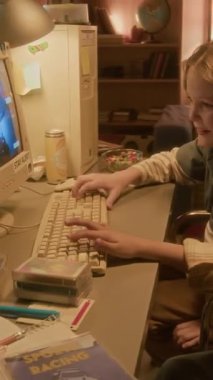 90 'larda birlikte retro bilgisayar kullanan iki çocuğun dikey yan görünümü