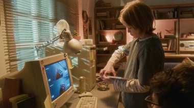 Nostaljik 90 'lı yıllarda arkadaşıyla video oyunları oynarken CD CD' yi bilgisayara koyan çocuğun yan görünümü