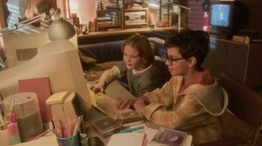 Birlikte video oyunu oynayan iki gencin el kamerasıyla çekilmiş ve 90 'ların nostaljik odasında beşlik çakarak zaferi kutluyoruz.