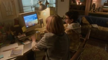 90 'lı yıllarda retro bilgisayar kullanarak video oyunu oynayan iki çocuğun dönüşümlü görüntüsü.