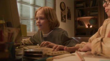 Sarışın genç çocuğun yenilgiye uğradığı ve yüzünü gizlediği bir video oyunu oynarken sıcak 90 'lı yılların modunda retro bilgisayar kullandığı fotoğraf.