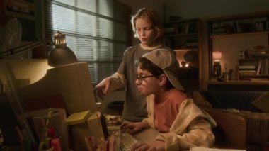 Yan görüntü, iki gencin retro bilgisayar kullanırken görüntüsünü yakınlaştır. Arkadaşları da sıcak 90 'lı yılların ayarlarıyla ekranı göstersin.