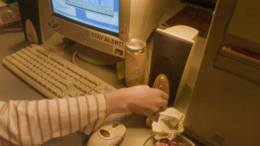 Genç çocuğun retro hoparlörlerde sesini açtığı ve nostaljik 90 'lar ortamında arkadaşıyla dans ettiği, bilgisayar ekranında müzik görselleri olduğu görüntüyü büyüt