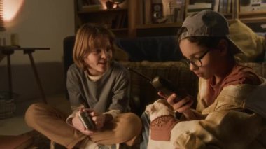 90 'lı yıllarda iki gencin birlikte takıldığı ve kablosuz telefon ile telefon şakaları yaptığı el kamerası görüntüleri.