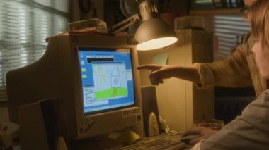 Ilık 90 'lı yıllarda retro bilgisayar kullanarak çocukların resim çizdiği iki çocuğun yakın plan çekimi.