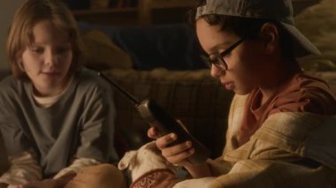 90 'ların tatlı çocuğu olarak yakın plan çekimde arkadaşlarıyla eğlenirken ve telefon şakaları yaparken birlikte gülerken.