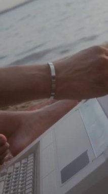 Hayal kırıklığına uğramış genç siyahi erkek romancının ellerini ve yüzünü dikey çekerek sahilde daktilo üzerine yeni bir hikaye üzerinde çalışıyor, sayfa sayfa metinler okuyor, kırışıyor ve çaresizlik içinde çöpe atıyor.