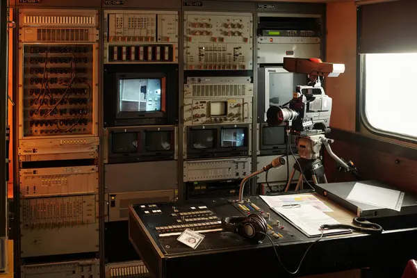 Profesyonel video ekipmanları, editör çalışma istasyonu, TV haber prodüksiyon kamyonunda veya stüdyoda senaryo ve yayın planı