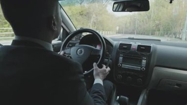 Elle kumandayı kullanarak ve yol boyunca araba sürerek hareket kabiliyeti azalan bir adamın el kamerasıyla çekilmiş.