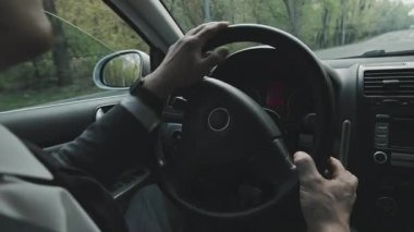 Arabayı kullanmak için el kontrolü kullanan tanınmayan bir adamı yakın plan çek.